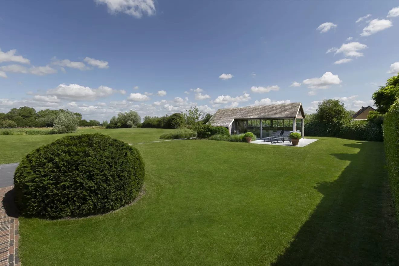 Landelijke tuin met bijhuisje en organische haagmassieven te Veurne (2) -  - Tuinaanleg