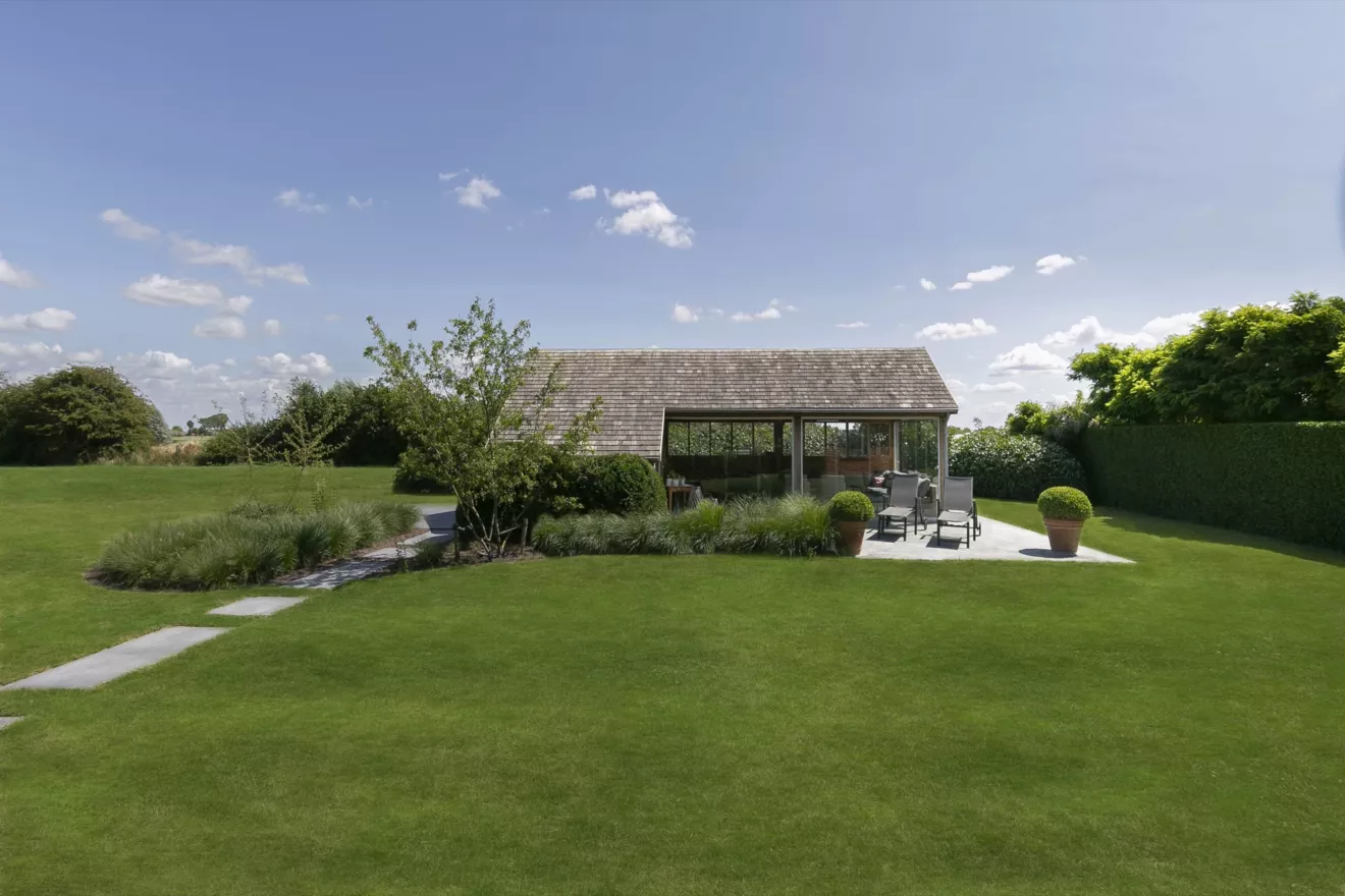 Landelijke tuin met bijhuisje en organische haagmassieven te Veurne (8) -  - Tuinaanleg