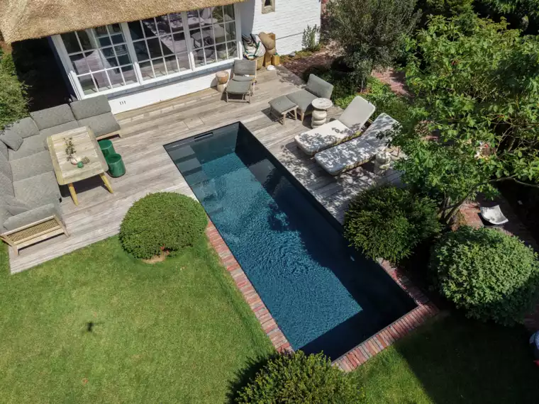 Landelijke villatuin met een monoblock zwembad te Knokke (19) - 