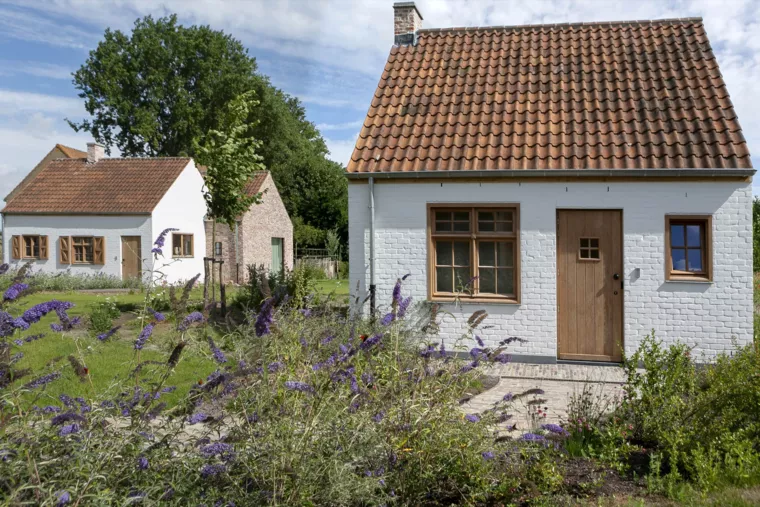 Luxueus vakantieverblijf omgeven door organische terrassen in natuursteen met slingerende kleiklinkerpaden en Engelse borders te Lo-Reninge (3) - 