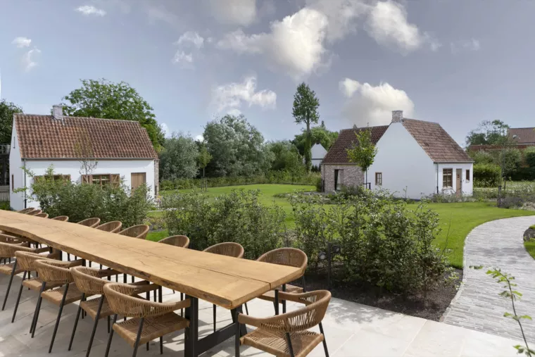 Luxueus vakantieverblijf omgeven door organische terrassen in natuursteen met slingerende kleiklinkerpaden en Engelse borders te Lo-Reninge (8) - 
