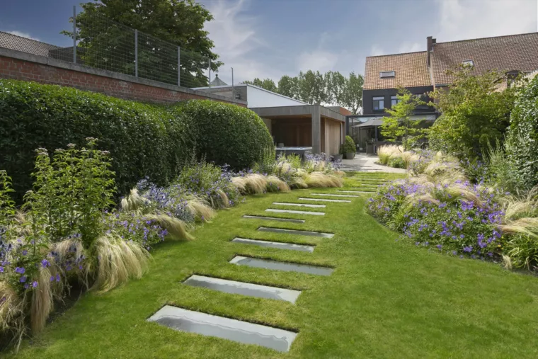 Speelse kusttuin met Dutchborder vol bloemenpracht en tuinberegening te Oostduinkerke (15) - 