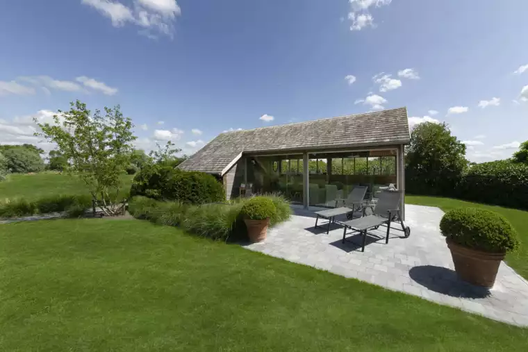 Landelijke tuin met bijhuisje en organische haagmassieven te Veurne (3) - 