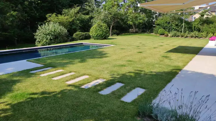 Elegant zwembad en sfeervolle tuin aan de kust (5) - 