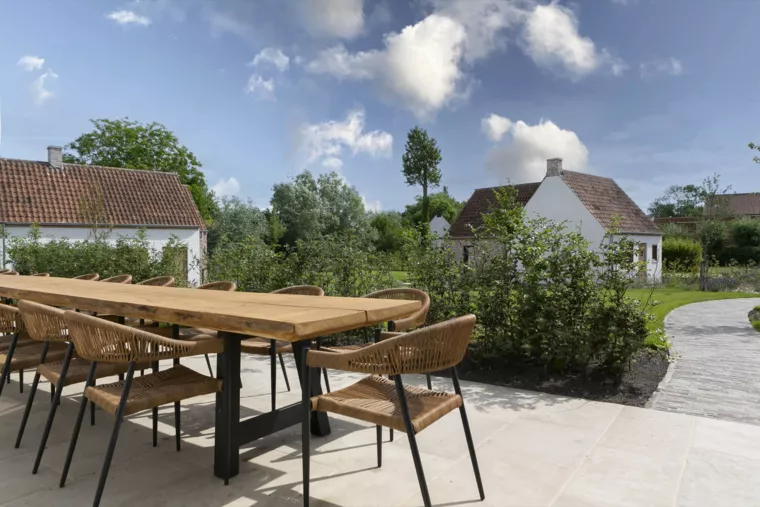 Luxueus vakantieverblijf omgeven door organische terrassen in natuursteen met slingerende kleiklinkerpaden en Engelse borders te Lo-Reninge (7) - 
