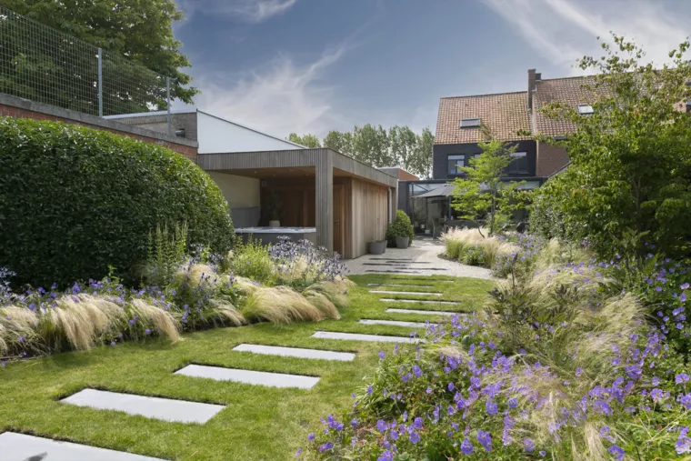 Speelse kusttuin met Dutchborder vol bloemenpracht en tuinberegening te Oostduinkerke (2) - 