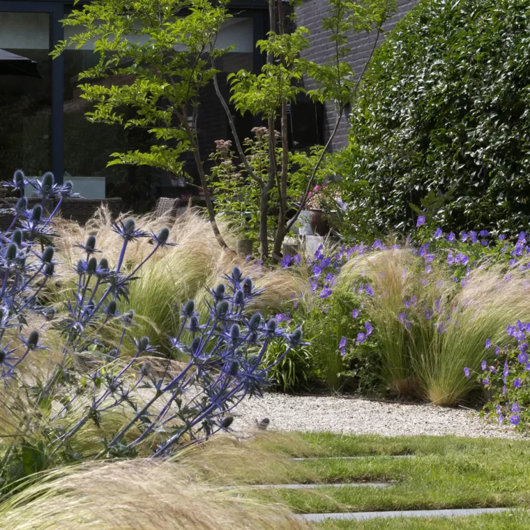 Speelse kusttuin met Dutchborder vol bloemenpracht en tuinberegening te Oostduinkerke (7) - 