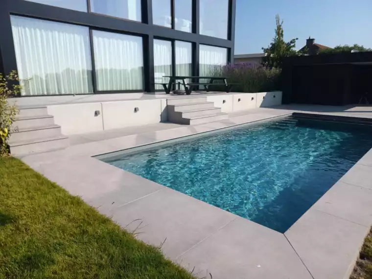 Monoblock zwembad bij villa met strakke architectuur en zicht op het landschap - 