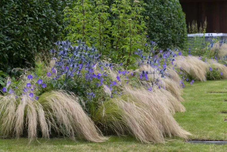 Speelse kusttuin met Dutchborder vol bloemenpracht en tuinberegening te Oostduinkerke (10) - 