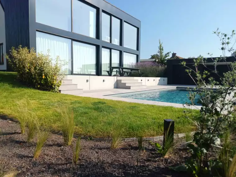 Monoblock zwembad bij villa met strakke architectuur en zicht op het landschap (3) - 