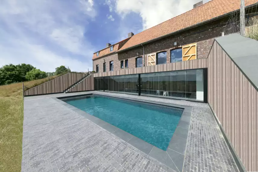 Bouwkundig zwembad bij oude hoeve-Zwembad bij oude hoeve met natuursteen omranding en kleiklinkers te Heuvelland (4)